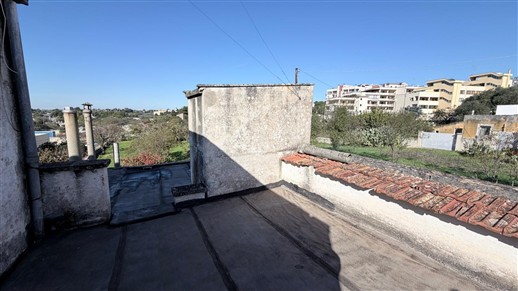 Antico Fabbricato Alle Porte di Putignano, Parzialmente In Pietra e Terreno.